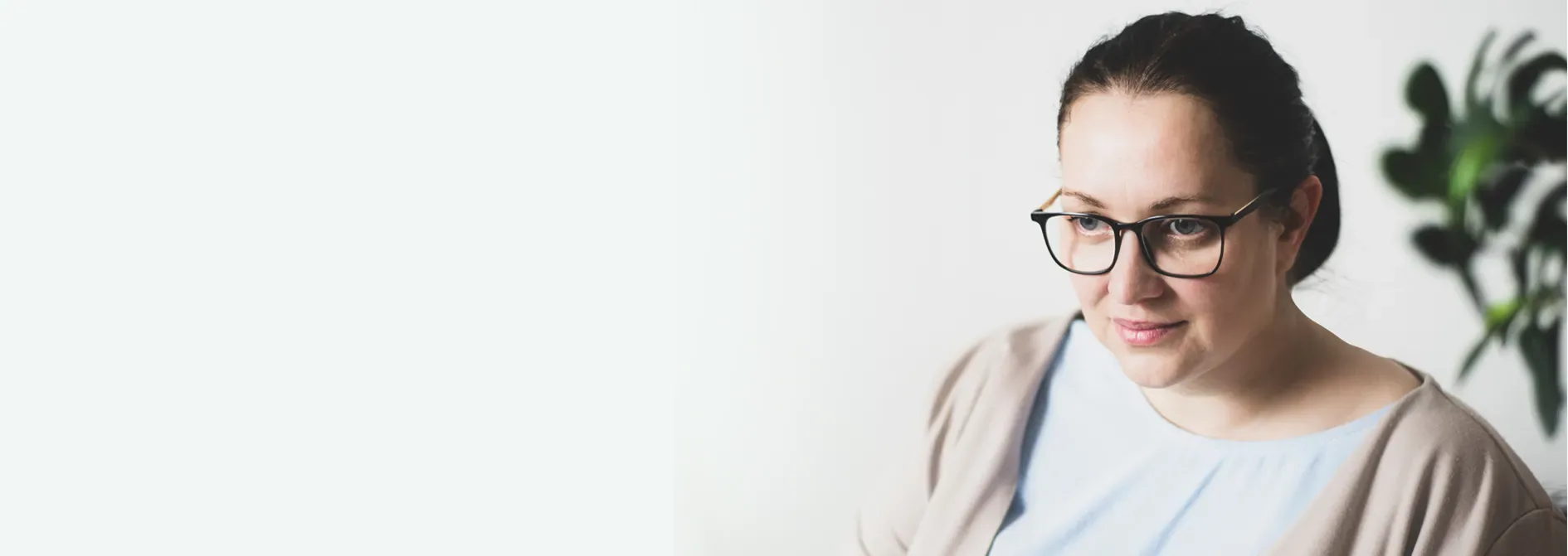 Zegar stojący na parapecie w gabinecie